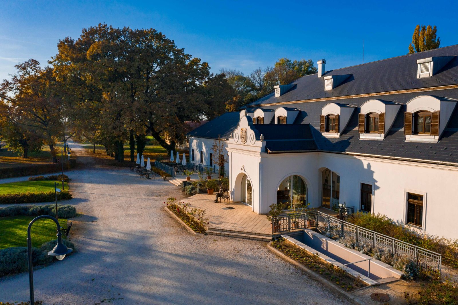 Kállósemjéni Kállay-kúria a védett hársfasorral 