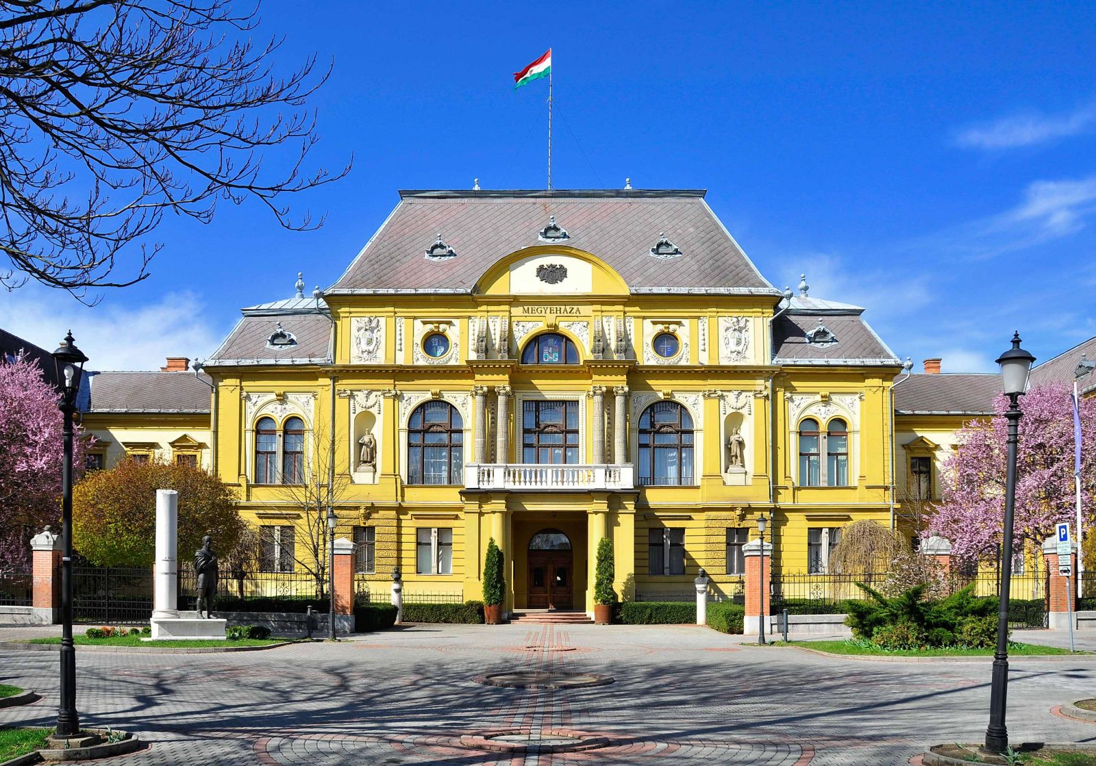 A Megyeháza épülete 