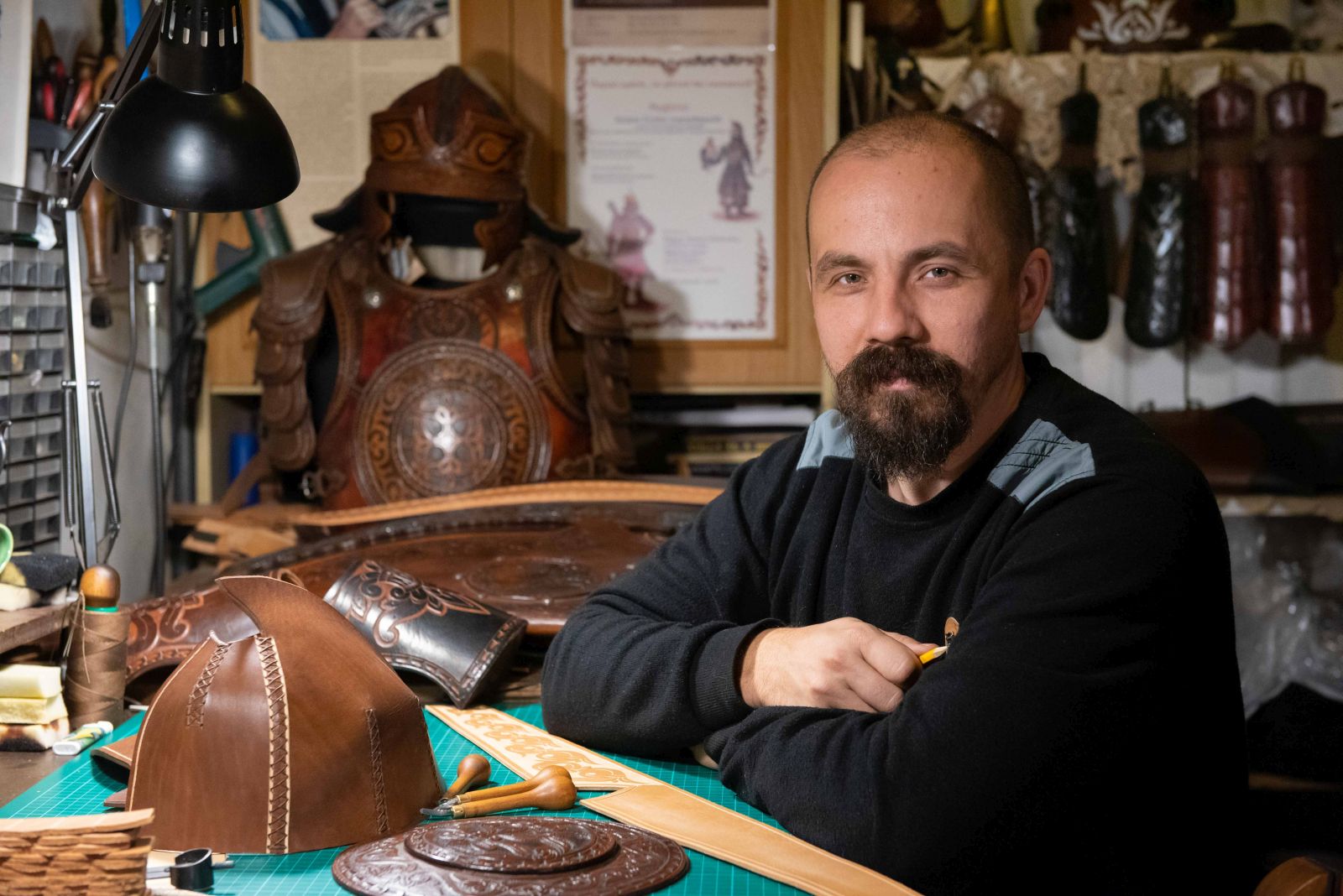 Koszta Zoltán kisvárdai bőrműves mester ősi magyar motívumkincsre és bőrműves hagyományokra épülő művészete 