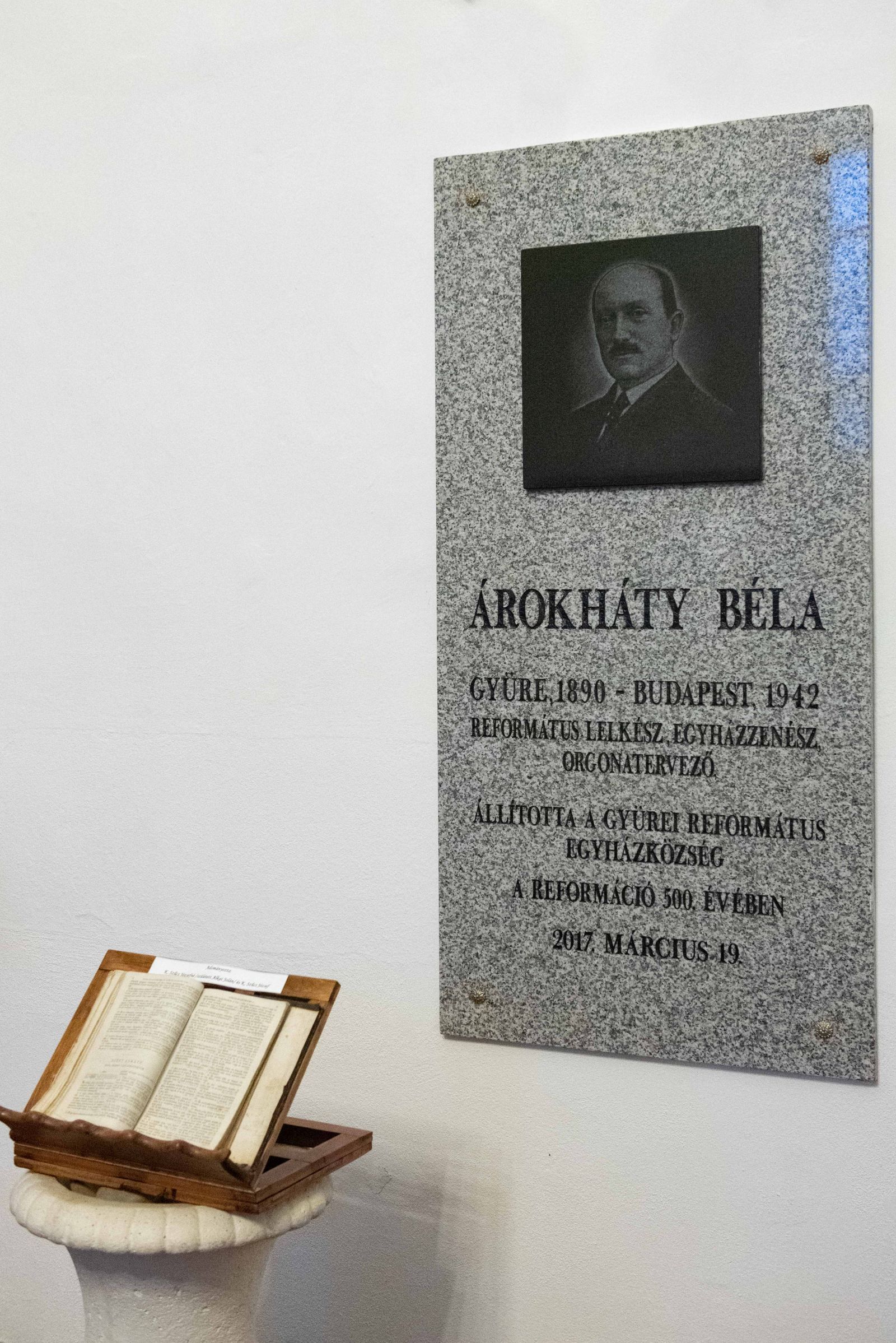 Árokháty Béla emlékhely a gyürei református templomban 