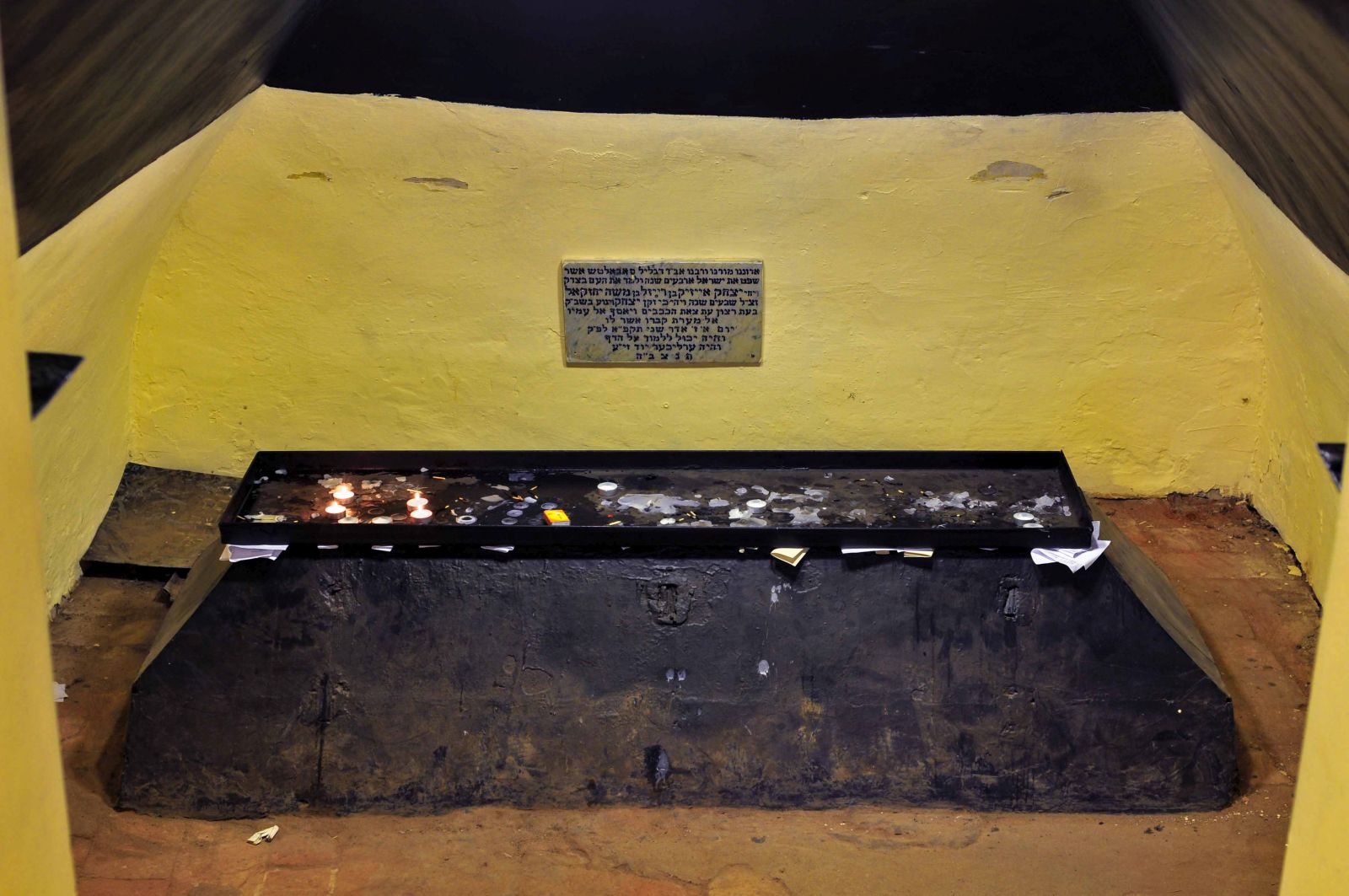 A nagykállói régi zsidó temető és Taub Eizik Izsák csodarabbi sírhelye 