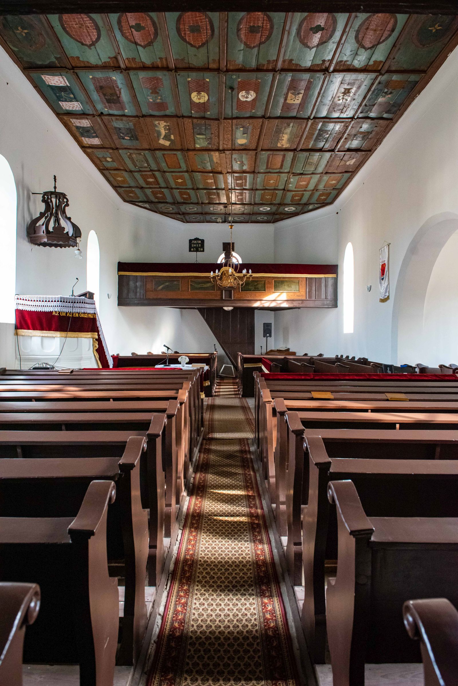 Zsurki festett fakazettás mennyezetű templom 