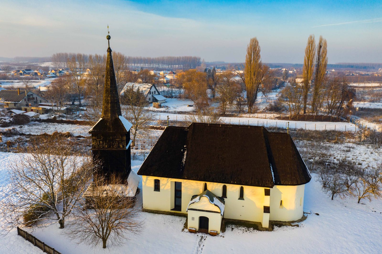 Nyírmihálydi református templom és a kívül álló fa harangtorony 